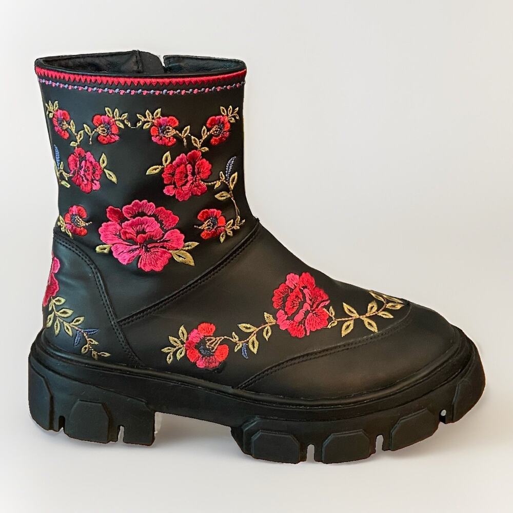 Farm Rio Black Boho Mid boot Women’s 9 Embroidered Lug Soles Floral